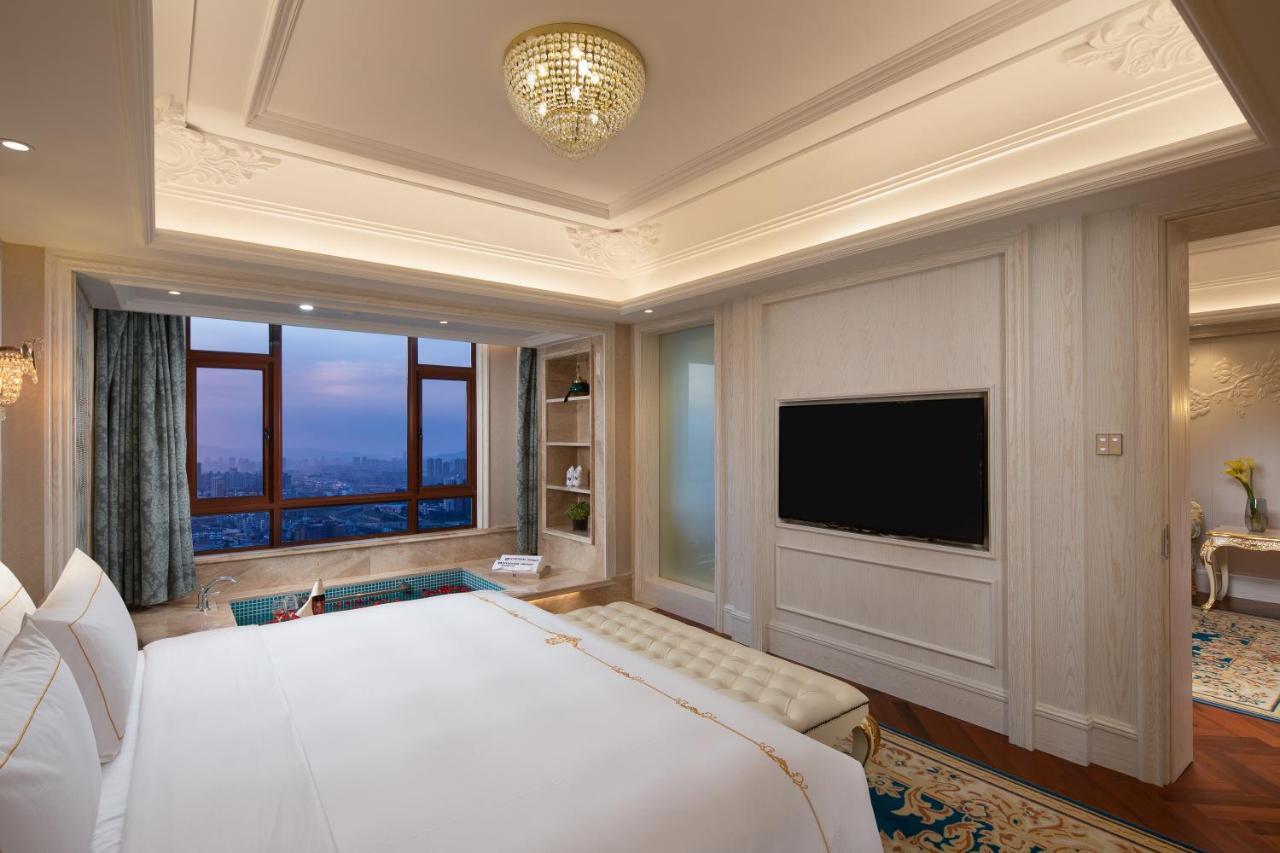 Hotel Wyndham Grand Kunming East Esterno foto